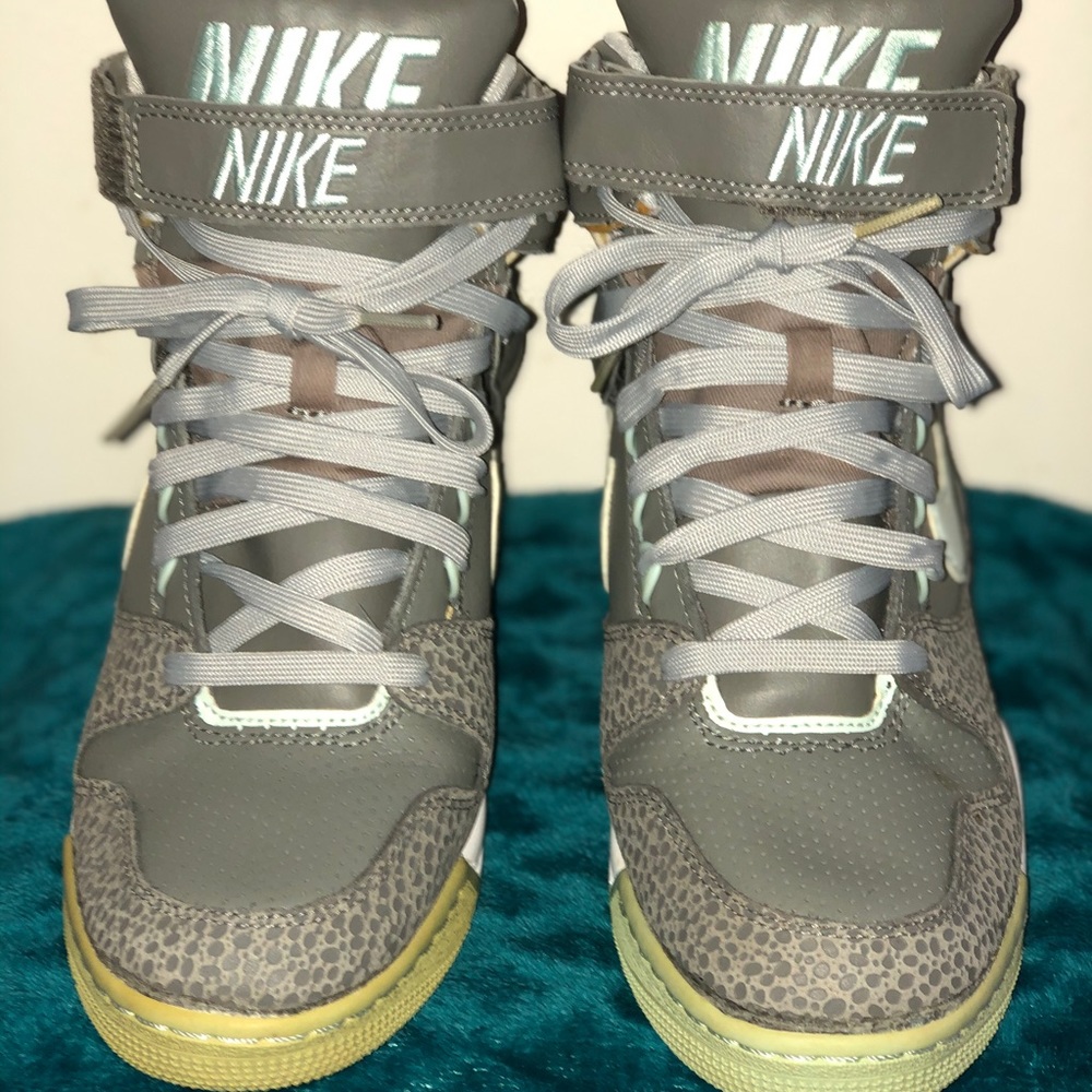 Women’s Nike Air Wedge Size 9.5